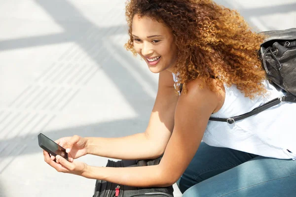 Porträtt Lyckliga Kvinnliga Resenären Sitter Med Väskor Och Mobiltelefon — Stockfoto