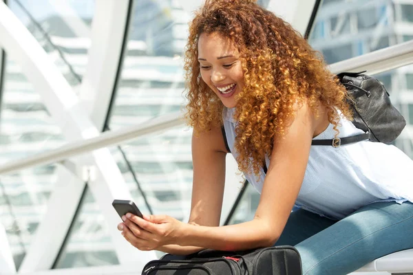 Retrato Una Joven Sentada Con Bolsos Teléfono Móvil Estación —  Fotos de Stock