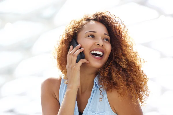 Крупный План Портрета Счастливой Молодой Женщины Короткими Волосами Разговаривающей Мобильному — стоковое фото