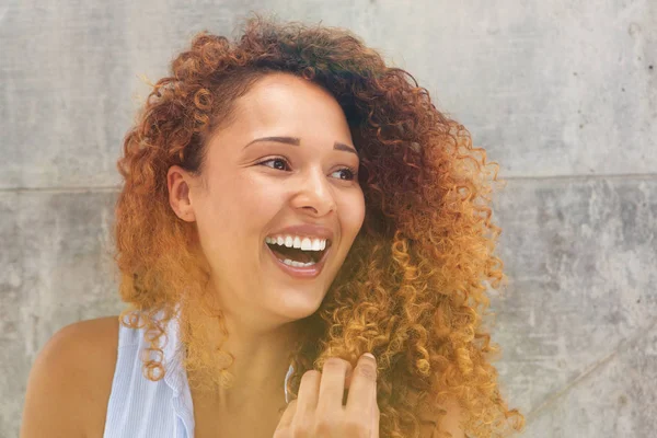 Mutlu Genç Kadın Portresi Yakın Curtly Saç Ile Gülüyor — Stok fotoğraf