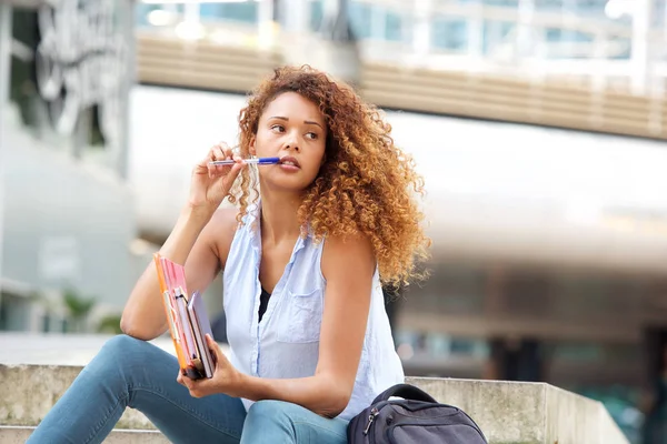 Portrait Une Étudiante Assise Dehors Avec Livre Stylo — Photo