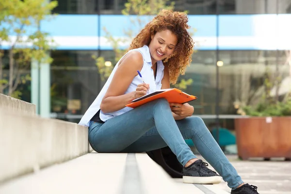 Πορτρέτο Της Φοιτήτριας Χαρούμενος Κάθεται Έξω Και Γράφει Στο Βιβλίο — Φωτογραφία Αρχείου