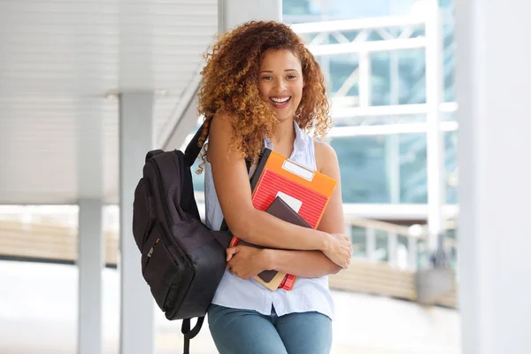 Portrait Une Étudiante Heureuse Riant Sur Campus Avec Livres Sac — Photo