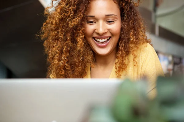 Portrait Smiling Young Woman Working Laptop — Stock Photo, Image