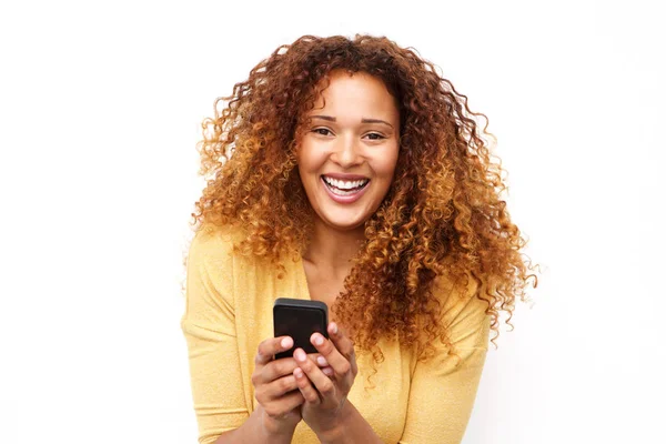 Close Van Portret Lachen Jonge Vrouw Met Mobiele Telefoon Tegen — Stockfoto