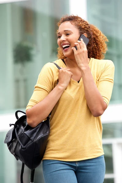 Портрет Молодой Женщины Гуляющей Разговаривающей Сотовым Телефоном Городе — стоковое фото