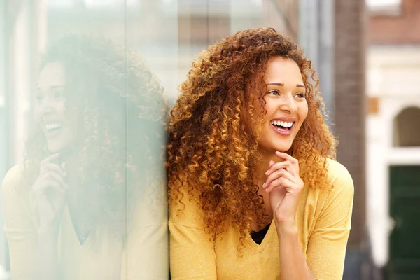 Close Van Portret Van Jonge Vrouw Buitenshuis Lachen Stad — Stockfoto