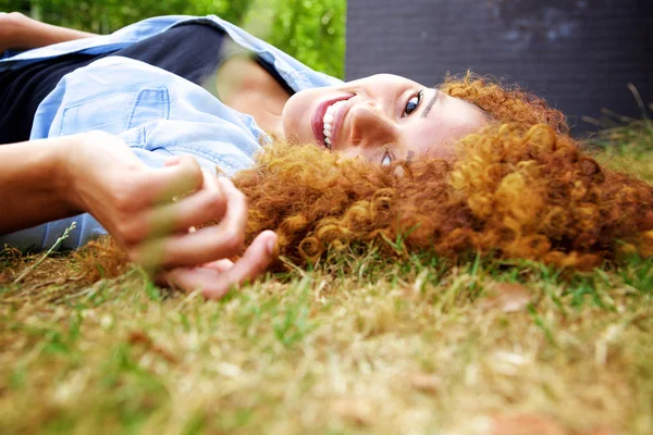 Portrait Jeune Femme Heureuse Allongée Dans Herbe Dans Parc — Photo