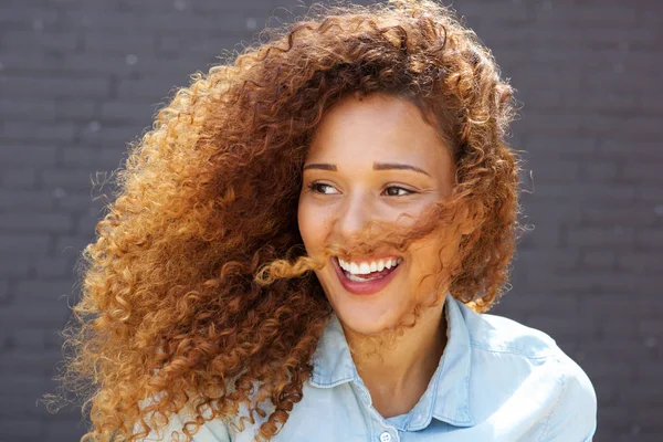 Bliska Portret Pięknej Młodej Kobiety Kręconymi Włosami Uśmiechając Się Patrząc — Zdjęcie stockowe