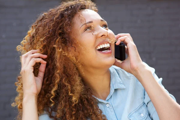 Закрыть Портрет Счастливой Молодой Женщины Смеющейся Разговаривающей Мобильному Телефону — стоковое фото