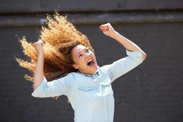 Retrato Una Joven Feliz Animando Con Los Brazos Levantados —  Fotos de Stock