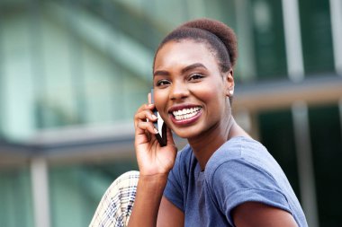 Portre çekici genç Afro-Amerikan cep telefonunuzun konuşma kadar kapatın