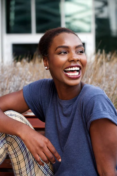 Primer Plano Retrato Mujer Africana Feliz Riendo Afuera —  Fotos de Stock