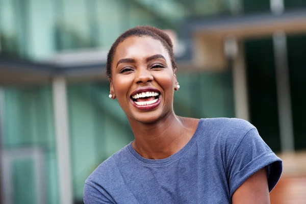 Close Van Portret Van Mooie Jonge African American Vrouw Lachen — Stockfoto