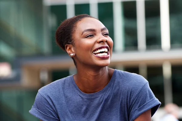 Close Van Portret Van Aantrekkelijke Jonge African American Vrouw Lachen — Stockfoto