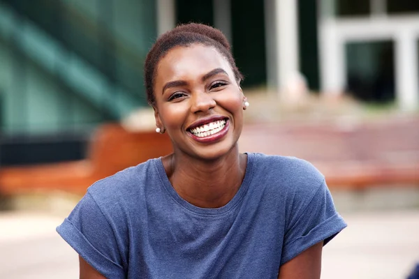 Gros Plan Portrait Belle Jeune Femme Afro Américaine Souriante Extérieur — Photo