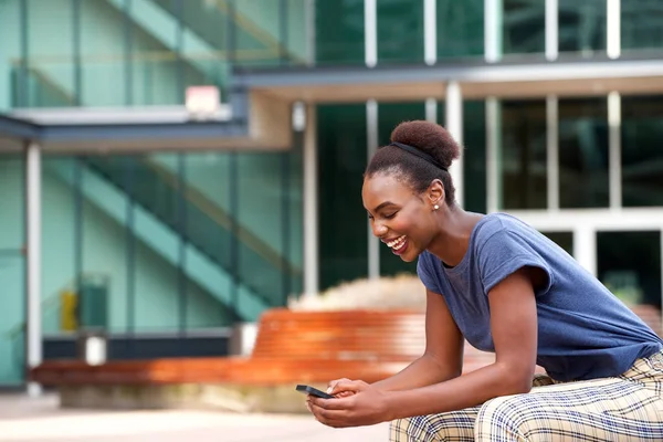 Retrato Lateral Feliz Jovem Afro Americana Olhando Para Telefone Celular — Fotografia de Stock