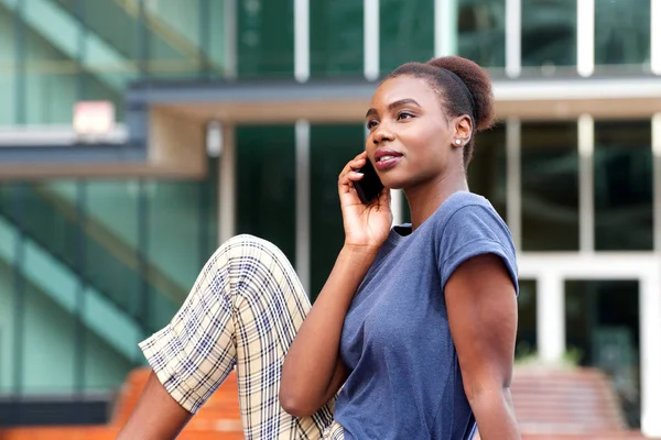 Oldalán Álló Fiatal Afrikai Amerikai Beszél Mobil Telefon Szabadban — Stock Fotó