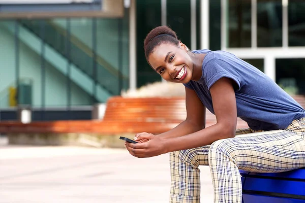 Portret Van Kant Van Gelukkige Jonge Zwarte Vrouw Met Mobiele — Stockfoto