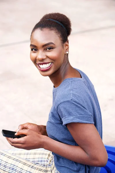 Retrato Lateral Joven Mujer Africana Feliz Con Teléfono Móvil Aire —  Fotos de Stock