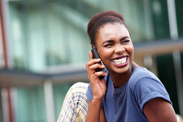 Primer Plano Retrato Jóvenes Afroamericanos Felices Hablando Teléfono Inteligente —  Fotos de Stock