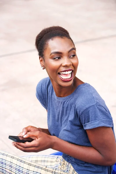 Retrato Una Joven Afroamericana Riendo Con Teléfono Móvil Aire Libre —  Fotos de Stock