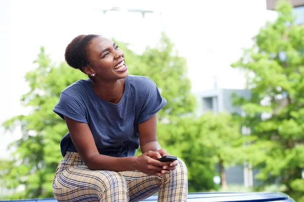 Retrato Hermosa Joven Afroamericana Riéndose Con Teléfono Móvil Aire Libre — Foto de Stock