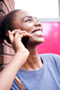 Gülümseyen cep telefonu üzerinde konuşurken Afrikalı-Amerikalı kadın portresi kapatın