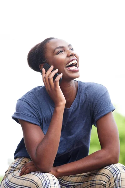 Retrato Atraente Jovem Afro Americana Falando Celular Rindo — Fotografia de Stock