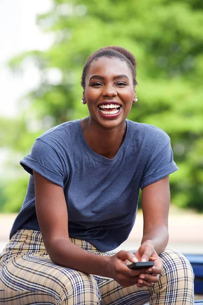 Retrato Una Hermosa Joven Afroamericana Sentada Aire Libre Con Teléfono —  Fotos de Stock