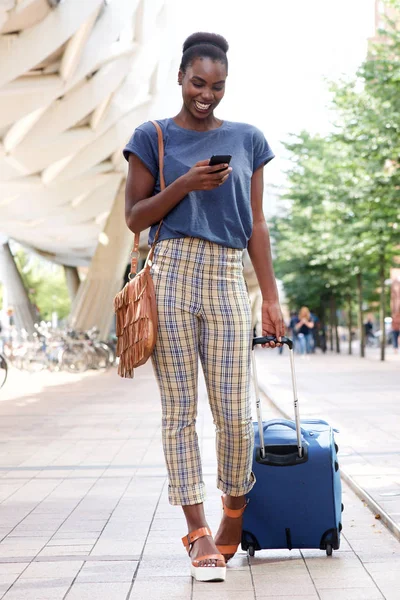 Retrato Cuerpo Completo Joven Afroamericana Feliz Viajera Caminando Ciudad Con — Foto de Stock