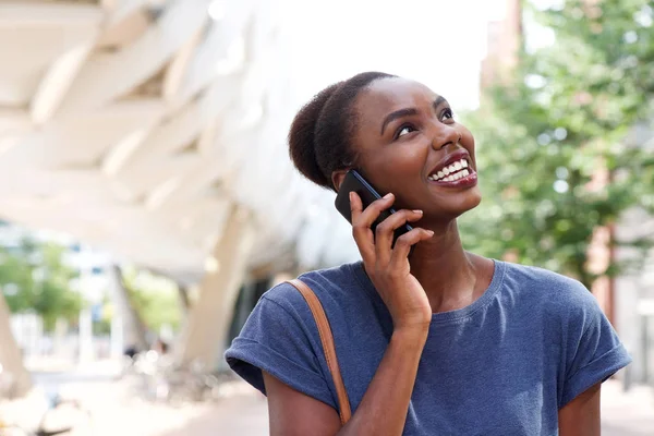 Närbild Porträtt Leende Unga Afroamerikanska Kvinnan Talar Mobiltelefon Staden — Stockfoto