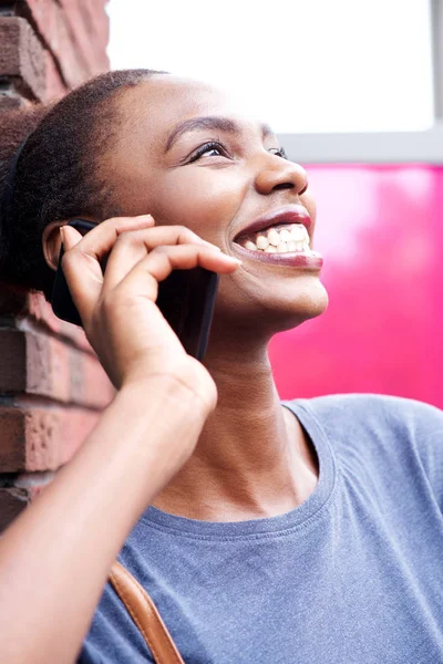 Retrato Cerca Una Mujer Afroamericana Sonriente Hablando Por Teléfono Móvil — Foto de Stock