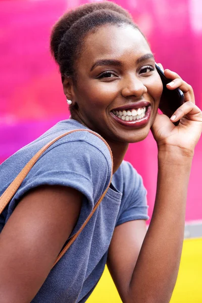 Retrato Cerca Una Mujer Afroamericana Sonriente Hablando Por Teléfono Celular —  Fotos de Stock