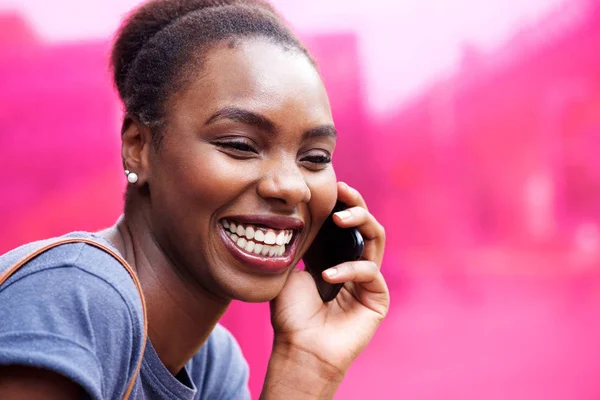 Detailní Záběr Upřímný Portrét Šťastná Mladá Afričanka Mluví Mobil — Stock fotografie