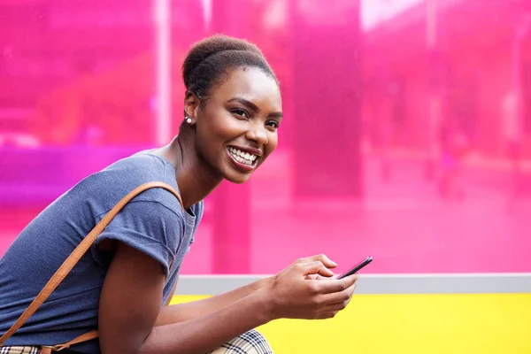 Kant Portret Glimlachend African American Vrouw Bedrijf Mobiele Telefoon — Stockfoto