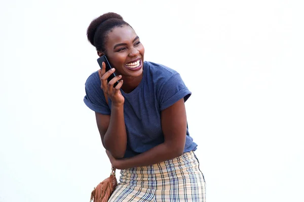 Ritratto Giovane Donna Afroamericana Che Parla Cellulare Uno Sfondo Bianco — Foto Stock