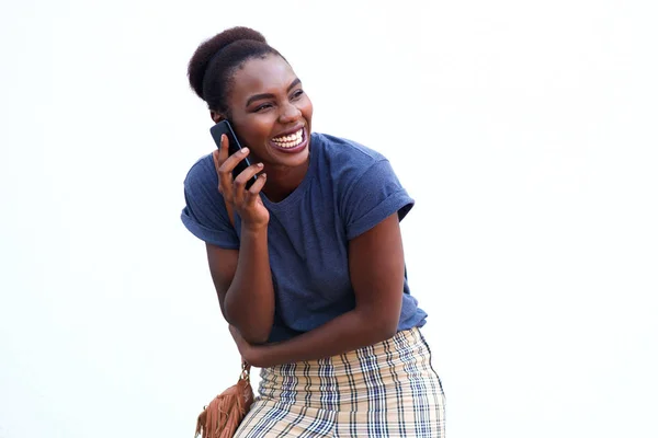 Retrato Una Joven Afroamericana Hablando Por Celular Contra Fondo Blanco — Foto de Stock