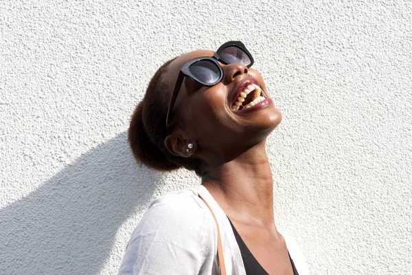 Close Retrato Moda Feliz Jovem Mulher Negra Com Óculos Sol — Fotografia de Stock