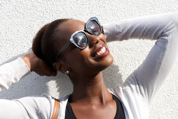 Close Retrato Mulher Negra Feliz Usando Óculos Sol Sorrindo Com — Fotografia de Stock