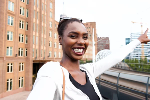 Selfie Retrato Sorridente Jovem Afro Americana Cidade — Fotografia de Stock