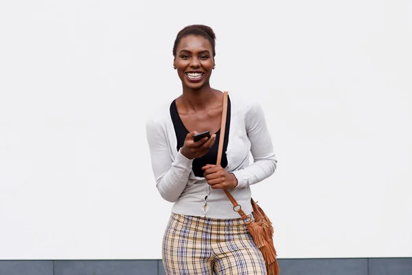 Retrato Frontal Una Joven Mujer Negra Sonriendo Con Teléfono Celular —  Fotos de Stock