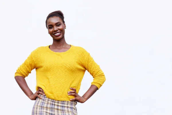 Retrato Una Joven Afroamericana Sonriente Posando Sobre Fondo Blanco Aislado —  Fotos de Stock