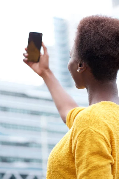 Portrait Jeune Femme Afro Américaine Prenant Selfie Dans Ville — Photo