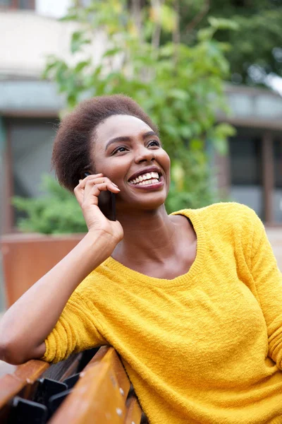 Portrait Belle Jeune Femme Afro Américaine Parlant Sur Téléphone Portable — Photo
