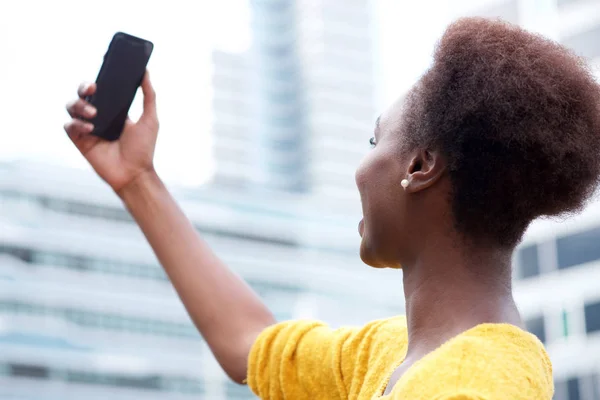 Portrait Jeune Femme Africaine Prenant Selfie Extérieur Ville — Photo