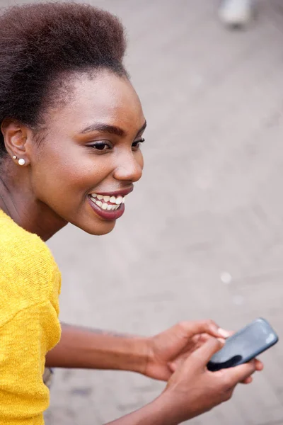 Εσωτερικη Πορτρέτο Του Χαμογελώντας Νεαρή Μαύρη Γυναίκα Κινητό Τηλέφωνο Έξω — Φωτογραφία Αρχείου
