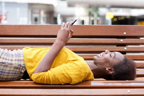 Portret Van Mooie Jonge African American Vrouw Liggend Bank Kijken — Stockfoto