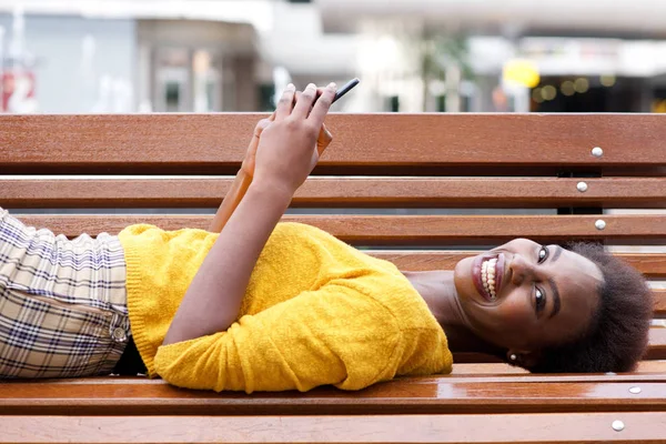 Portrait Latéral Heureuse Jeune Femme Afro Américaine Allongée Sur Banc — Photo