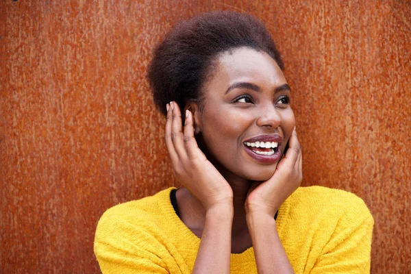 Retrato Cerca Una Joven Mujer Negra Confiada Sonriendo Sobre Fondo —  Fotos de Stock